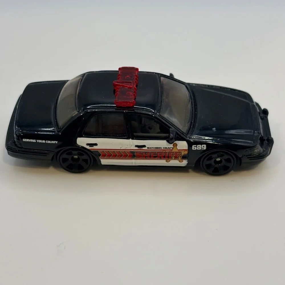 Matchbox 2006 Ford Crown Victoria Sheriff Police Car Black White MB689 1:71